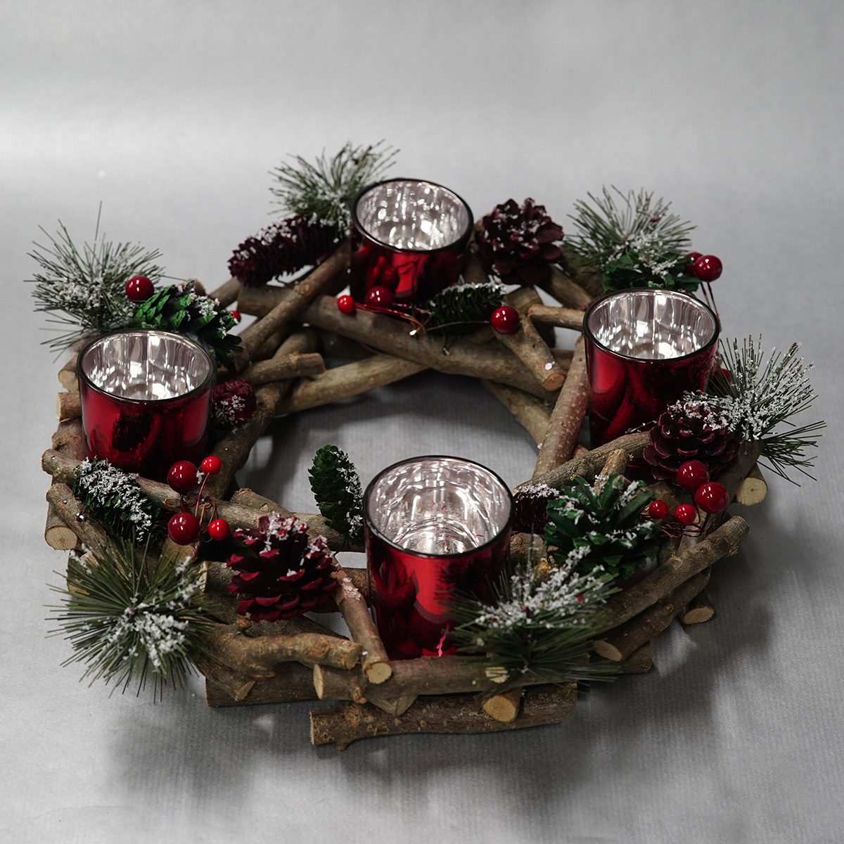 Xmas table centre w/red berry pine and cone w/4 red cup 30cm