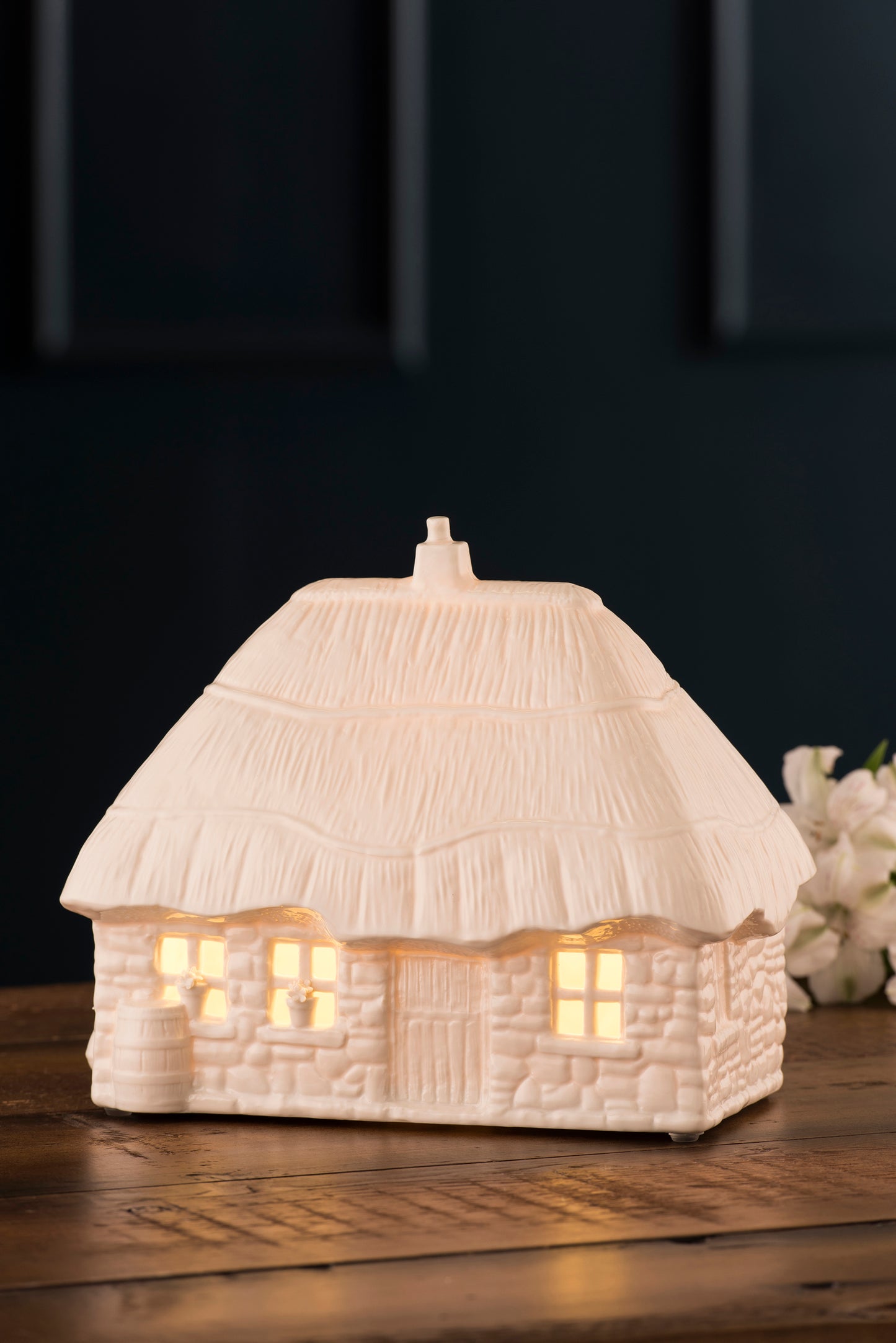 Belleek Thatched Cottage Luminaire
